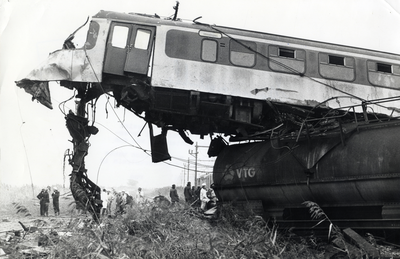 402732 Afbeelding van de ravage na de botsing tussen het electrische treinstel nr. 787 (mat. 1954, plan P) van de N.S. ...